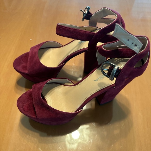 Beautiful color and high shoes size 5.5 - Picture 2 of 5